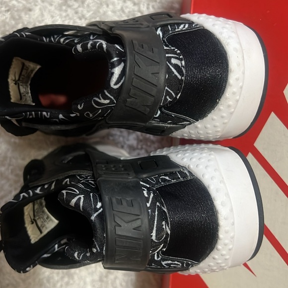 Nike Huarache Run Black/White Heart Print Big Kids Size 6Y - Picture 4 of 8